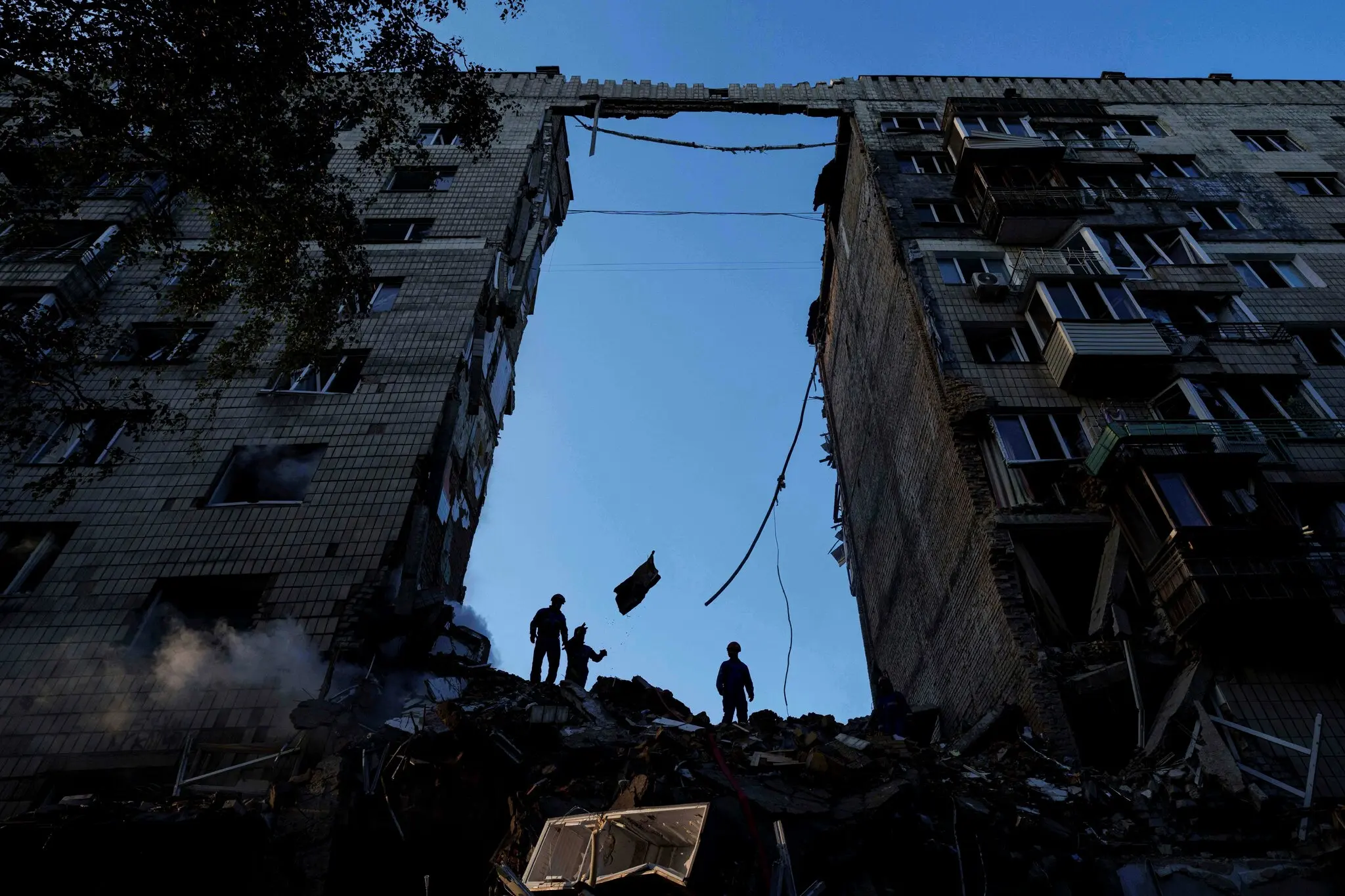 Рятувальники розчищають завали поверхового житлового будинку, зруйнованого російським ударом у Києві у вівторок